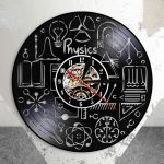 Orologio da parete con design ispirato alla fisica, con simboli e illustrazioni di concetti scientifici come atomi, formule e strumenti di laboratorio, perfetto per appassionati di scienza.