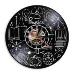Orologio decorativo a tema scientifico con simboli di fisica, chimica e scienze naturali, ideale per appassionati di scienza e arredamento originale.