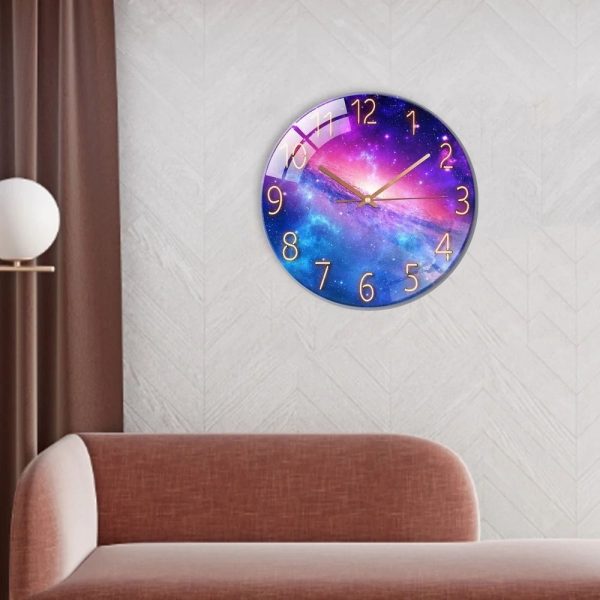 Orologio da parete con design ispirato allo spazio, raffigurante una galassia colorata con sfumature di viola, blu e rosa, perfetto come decorazione moderna e originale.