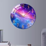 Orologio decorativo con design di galassia colorata, perfetto per appassionati di astronomia e decorazioni scientifiche, aggiunge un tocco spaziale a qualsiasi ambiente.