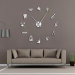 Orologio da parete con simboli scientifici e medici, design innovativo e originale, perfetto per ambienti moderni e studi scientifici.