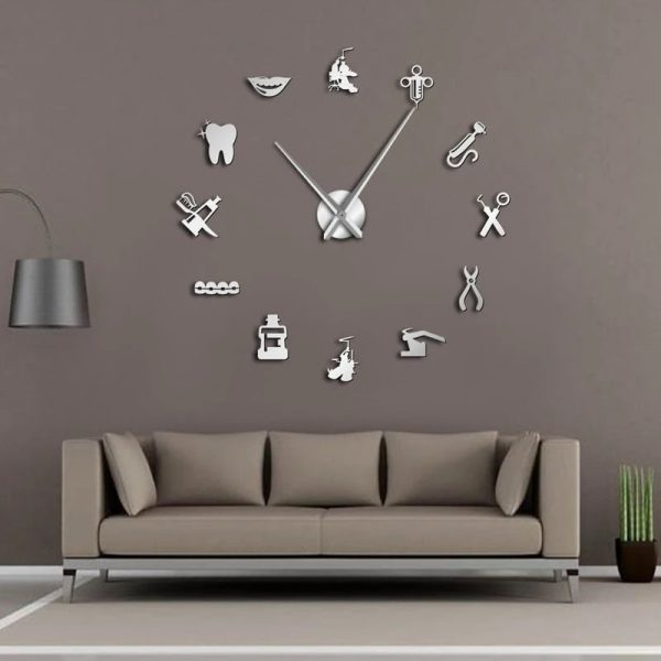 Orologio da parete con simboli scientifici e medici, design innovativo e originale, perfetto per ambienti moderni e studi scientifici.