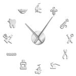Orologio da parete con simboli scientifici, tra cui DNA, microscopio, atomo e altri elementi di chimica e biologia, ideale come decorazione per appassionati di scienza e studenti.
