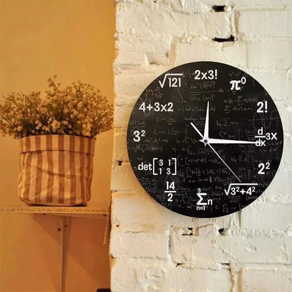 Orologio da parete con design ispirato alla matematica, presenta formule e simboli scientifici su sfondo nero, ideale per ambienti studi o decorazioni tematiche.