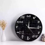 Orologio decorativo con sfondo nero e formule matematiche bianche, ideale per appassionati di scienza e matematica, perfetto come decorazione originale per studi o uffici.