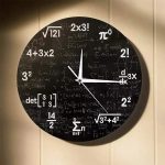 Orologio decorativo con formule matematiche e simboli scientifici su sfondo nero, ideale per ambienti studi e a tema scientifico.