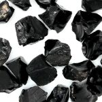 Pezzi di magnetite nera naturale, minerale di ferro, ideali per decorazioni scientifiche e oggetti di design. Perfetti per appassionati di geologia e collezionisti di minerali.