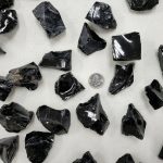 Pietre di onice nere naturali di alta qualità, perfette per decorazioni scientifiche e collezioni mineralogiche.