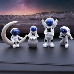 Set di figure di astronauti in miniatura con ambientazione spaziale, perfetti come decorazioni scientifiche e oggetti da collezione.