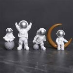 Decorazioni a tema spaziale con astronauti e luna, perfette per ambienti scientifici o decorazioni creative. Design dettagliato e moderno, ideale per appassionati di spazio e scienza.