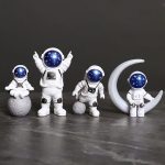 Set di decorazioni scientifiche con astronauti e luna, perfette per appassionati di spazio e scienza, ideali come oggetti decorativi o regali tematici.