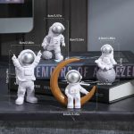 Set di decorazioni a tema astronauta in resina bianca, perfette per arredare ambienti scientifici o per decorazioni a tema spaziale. Include figure di astronauti e una luna, ideali per appassionati di.