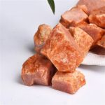 Cristalli di sale rosa dell'Himalaya, perfetti per decorazioni e usi scientifici.