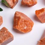 Cristalli di sale rosa dell'Himalaya, perfetti per decorazioni scientifiche e oggetti da collezione. Ideali per appassionati di scienza e decorazioni originali.