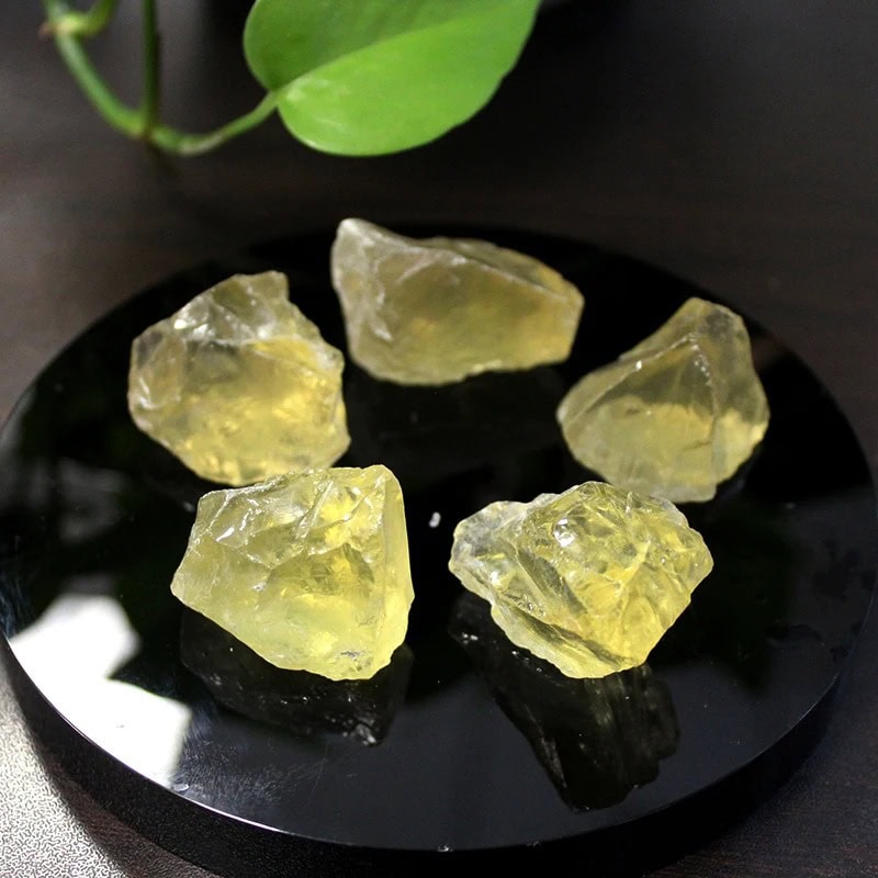 Cristalli di quarzo citrino naturale giallo trasparente, perfetti come decorazioni scientifiche o oggetti da collezione.