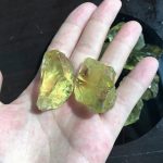 Cristalli di vetro giallo trasparente, autentici e di alta qualità, ideali per decorazioni scientifiche e oggetti da collezione.