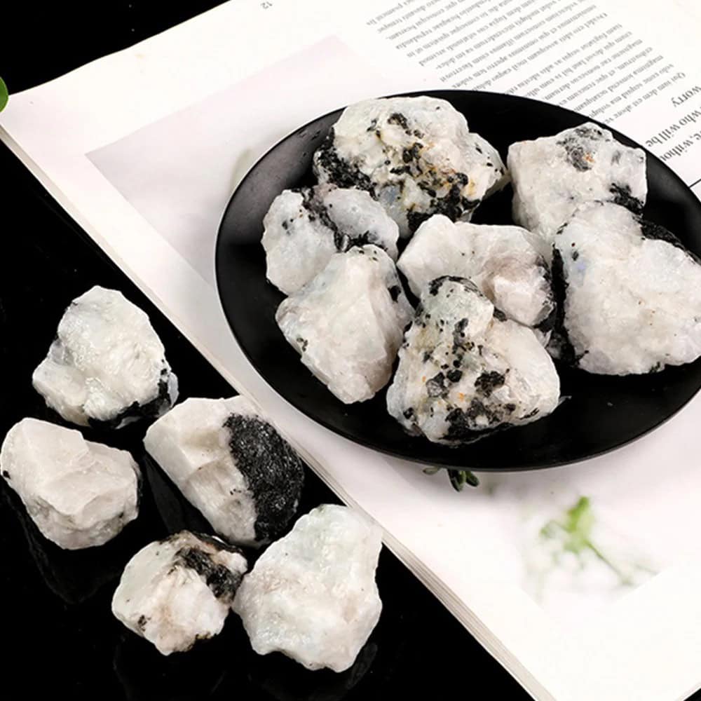 Pietre di sale Himalayano naturali, perfette per decorazioni e usi terapeutici, con cristalli bianchi e neri, ideali per ambienti naturali e benessere.