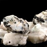 Pietre mineralogiche con inclusioni di quarzo e minerali neri, perfette come decorazioni scientifiche o oggetti da collezione, con dettagli unici e affascinanti.