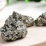 Tre pietre di piombo con cristalli metallici, perfette come decorazioni scientifiche o oggetti da collezione, con superficie brillante e riflettente.