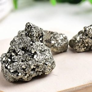 Tre pietre di piombo con cristalli metallici, perfette come decorazioni scientifiche o oggetti da collezione, con superficie brillante e riflettente.