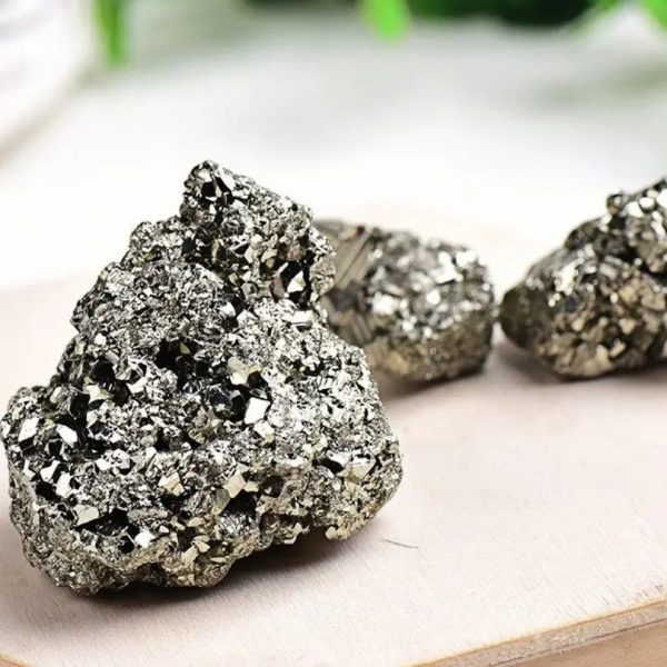 Tre pietre di piombo con cristalli metallici, perfette come decorazioni scientifiche o oggetti da collezione, con superficie brillante e riflettente.