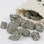 Pietre di piombo con rivestimento di cristalli metallici, perfette per decorazioni scientifiche e oggetti di design innovativi.