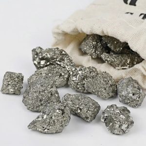 Pietre di piombo con rivestimento di cristalli metallici, perfette per decorazioni scientifiche e oggetti di design innovativi.