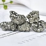 Gruppo di minerali di piombo con superficie lucida e riflettente, perfetti come decorazioni scientifiche o oggetti da collezione. Ideali per appassionati di geologia e decorazioni originali.