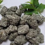 Pietre di piombo con superficie scintillante, utilizzate come decorazioni scientifiche o oggetti da collezione, perfette per appassionati di scienze e decorazioni originali.