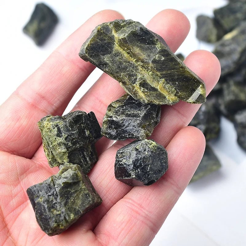 Pietre di Olivina di alta qualità, perfette per decorazioni scientifiche, collezioni mineralogiche e progetti educativi. Ideali per appassionati di geologia e scienza, con un aspetto naturale e affasc.