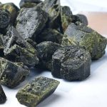 Gruppo di pietre scientifiche naturali con superficie irregolare e colorazione scura, ideali per decorazioni e oggetti scientifici.