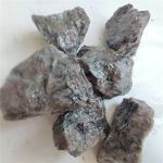 Gruppo di pietre mineralogiche grezze con superfici irregolari e colori naturali, ideali per decorazioni scientifiche e oggetti da collezione.