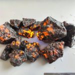 Simulazione di lava vulcanica con luci LED calde e realistiche.