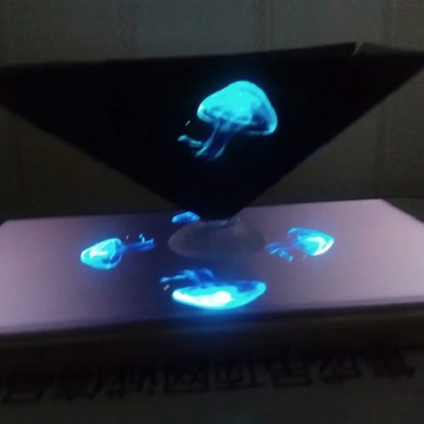 Pallone di medusa fluorescente blu in esposizione, illuminato in modo da evidenziare i dettagli della sua forma e trasparenza.