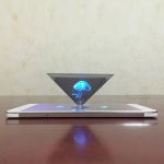 Modello di medusa luminosa in vetro con effetti di luce blu, posizionata su uno smartphone, ideale come decorazione scientifica innovativa e affascinante.