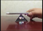 Oggetto scientifico in equilibrio con smartphone, mostra un esperimento di fisica con un supporto triangolare e un dispositivo mobile, evidenziando l'interazione tra tecnologia e scienza.