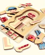 Puzzle in legno con pezzi raffiguranti parti del corpo umano e personaggi cartoon, ideale per scopi educativi e decorativi.