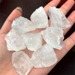 Vetro di quarzo trasparente e grezzo, pietre cristalline naturali.