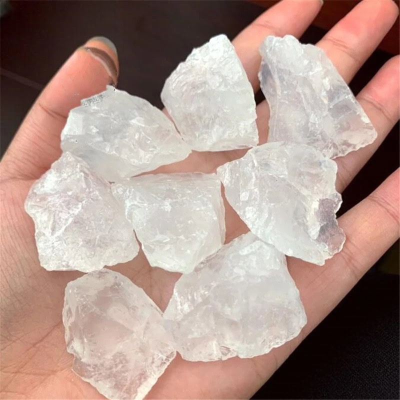 Vetro di quarzo naturale Vetro di quarzo trasparente e grezzo, pietre cristalline naturali.
