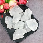 Cristalli di quarzo trasparente naturali, perfetti come decorazioni scientifiche o oggetti da collezione. Ideali per appassionati di mineralogia e decorazioni originali.