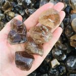 Pietre di quarzo naturale di diverse tonalità e dimensioni, ideali per decorazioni scientifiche e collezioni. Perfette per appassionati di mineralogia e decorazioni originali.
