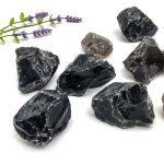 Onice nero, pietre naturali con venature lucide, perfette per decorazioni e oggetti scientifici.