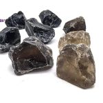 Gruppo di cristalli di quarzo grezzo di diverse dimensioni e colori, perfetti come decorazioni scientifiche o oggetti da collezione. Ideali per appassionati di mineralogia e decorazioni naturali.