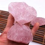 Pietre di quarzo rosa naturale, cristalli decorativi e oggetti scientifici, perfetti per decorazioni e pratiche di cristalloterapia.