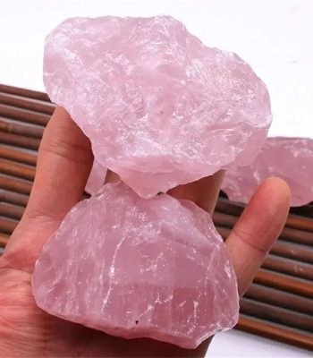 Pietre di quarzo rosa naturale, cristalli decorativi e oggetti scientifici, perfetti per decorazioni e pratiche di cristalloterapia.