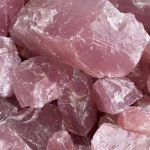 Pietre di quarzo rosa naturali, cristalli decorativi e oggetti scientifici, perfetti per decorazioni e collezioni.