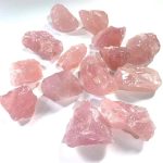 Pietre di quarzo rosa naturale, cristalli decorativi e oggetti scientifici, perfetti per decorazioni e collezioni.
