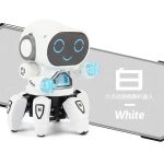 Robot educativo bianco con luci blu, perfetto come oggetto decorativo scientifico.