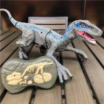 Giocattolo dinosauro realistico con dettagli scheletrici e modello anatomico, perfetto per appassionati di scienza e decorazioni educative.