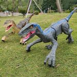 Modelli di dinosauri T-rex in plastica per decorazioni esterne e giardini, ideali per creare un'atmosfera preistorica e divertente.